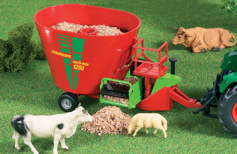 Strautmann Verti-Mix Fodder Mixer Wagon Siku 2450 in the field